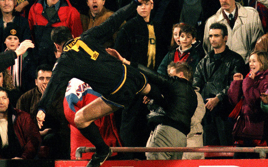 Eric Cantona donne un coup de pied à un fan de Crystal Palace