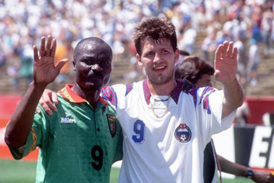 Salenko et Roger Milla