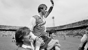 La retirada a lo grande de Johan Cruyff en el Feyenoord de Rotterdam