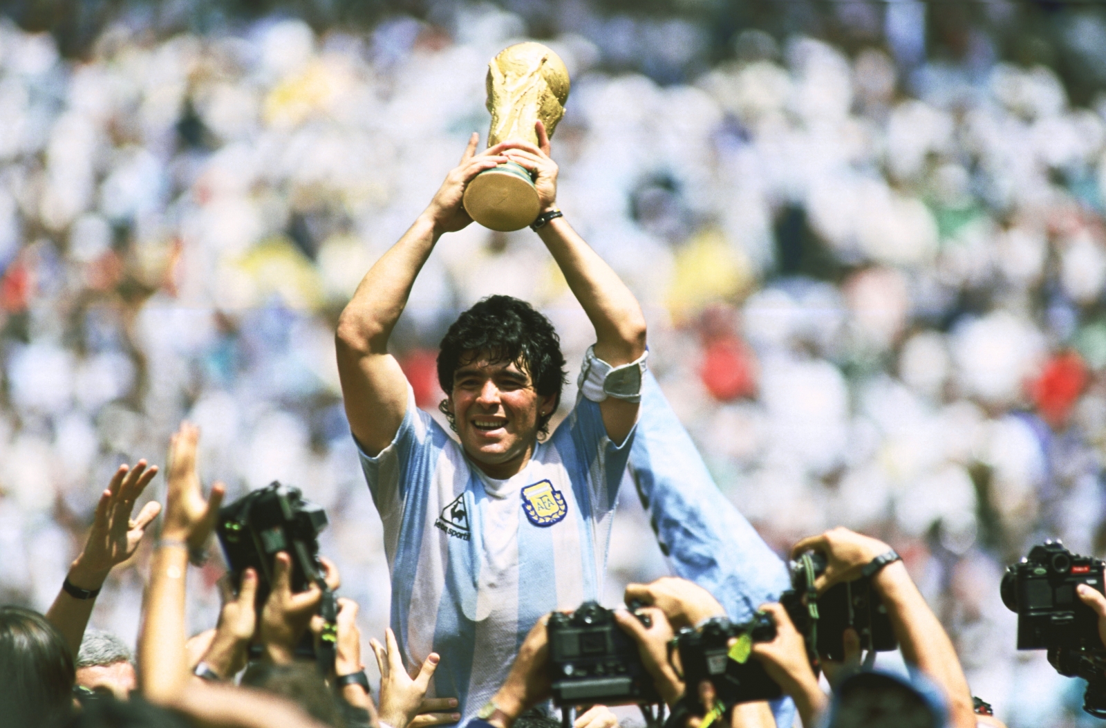 Maradona con la Copa del Mundo