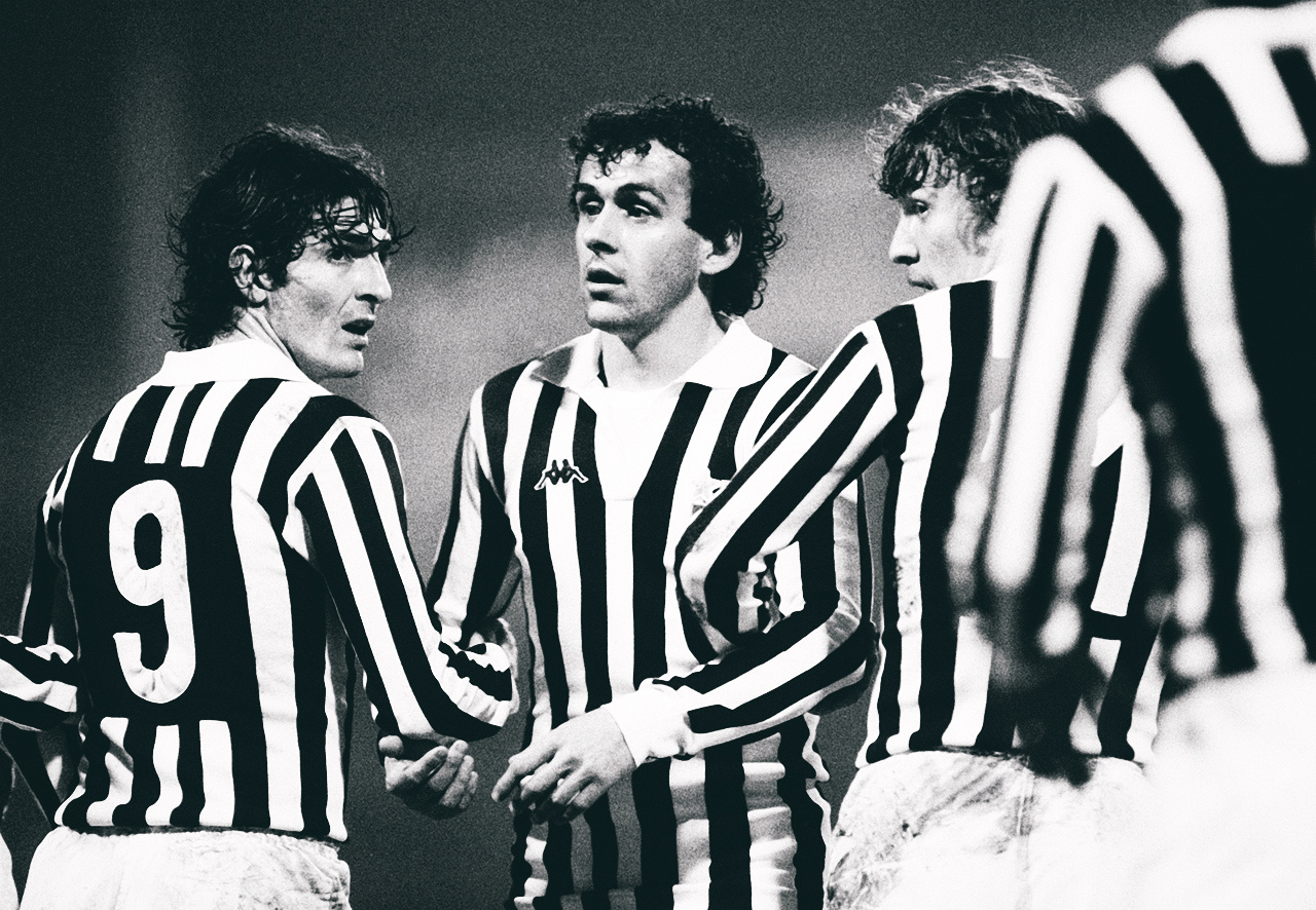 Why Juventus Wears blanquinegro? Why is called Vecchia Signora?