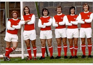 ¿Por qué el Arsenal viste de rojo con las mangas blancas?