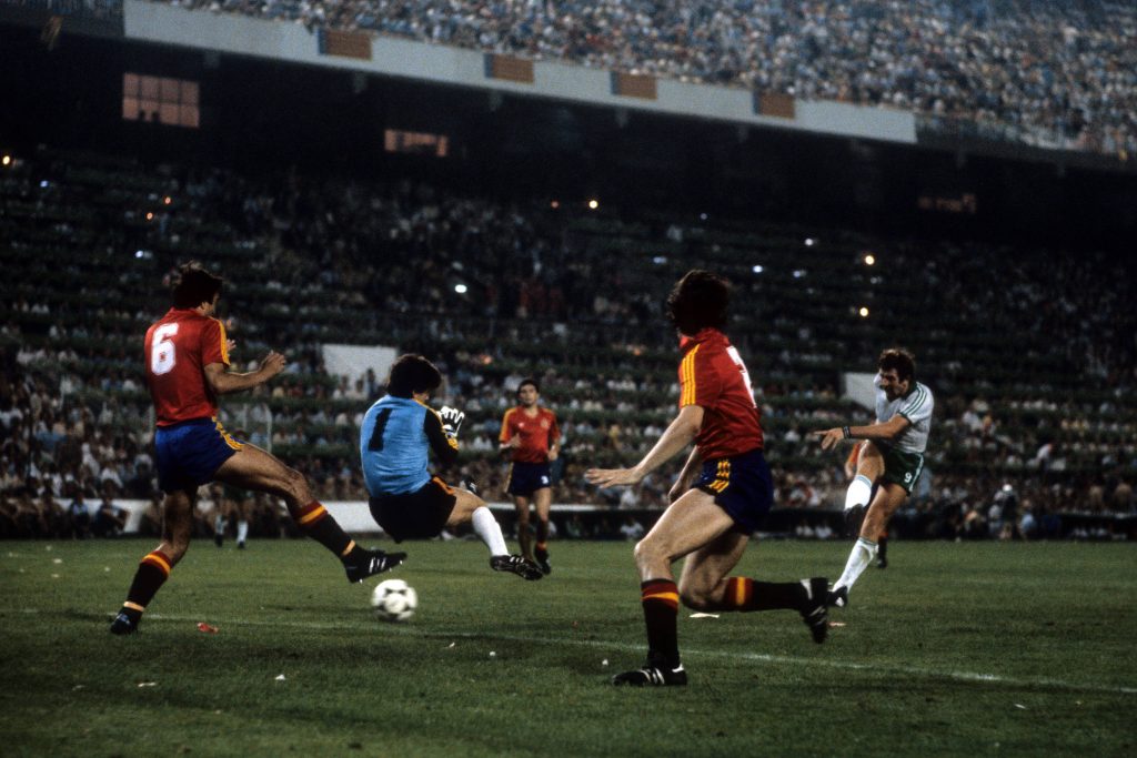 Gerry Armstrong scoring a goal with the Mallorca shirt against FC Barcelona