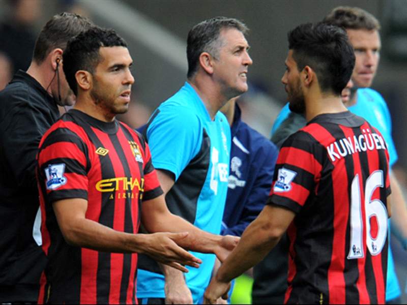 ¿Por qué la segunda camiseta del Manchester City suele ser roja y negra?