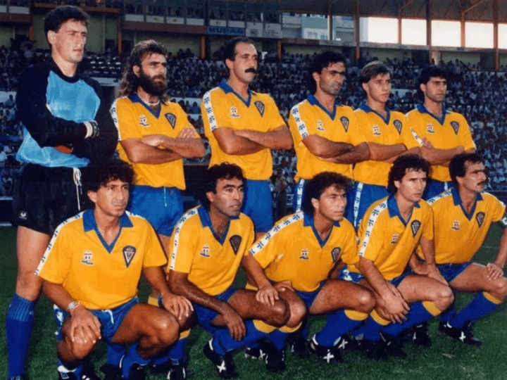 Why does Cádiz CF wear yellow and blue??