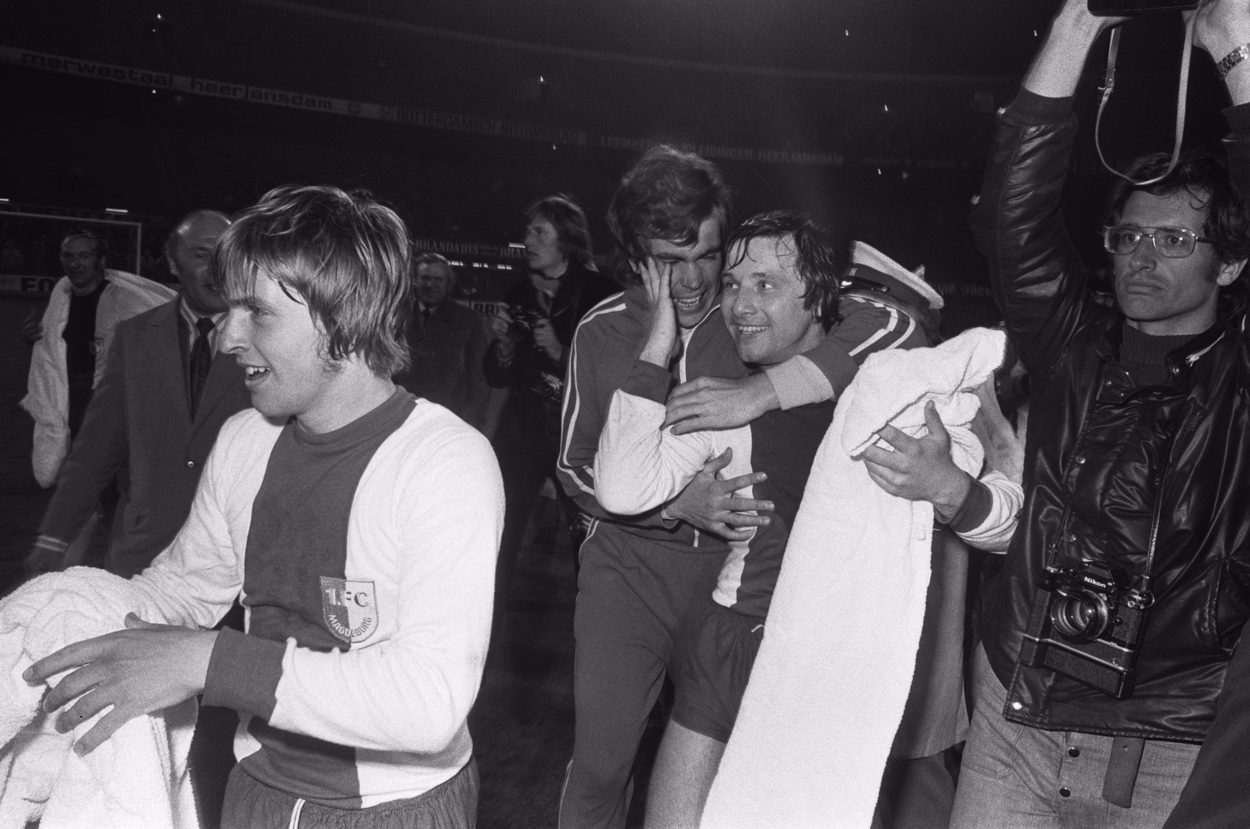 Heinz Krügel y los jugadores del Magdeburgo celebran la Recopa de 1974