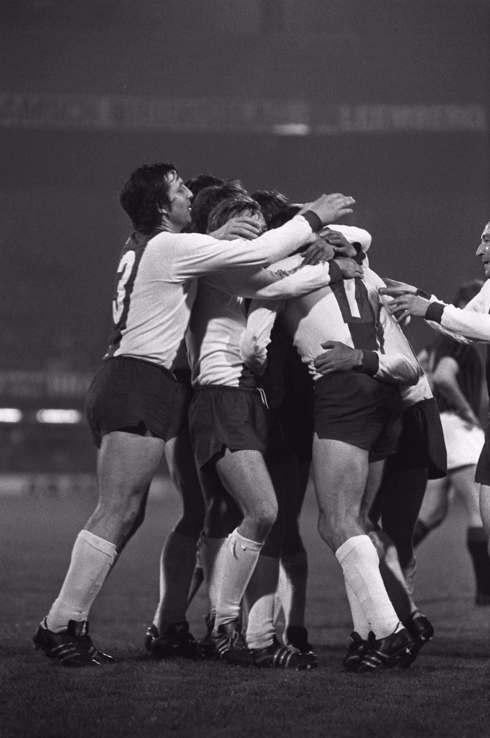 Los jugadores del Magdeburgo celebran el segundo gol ante el Milan en 1974