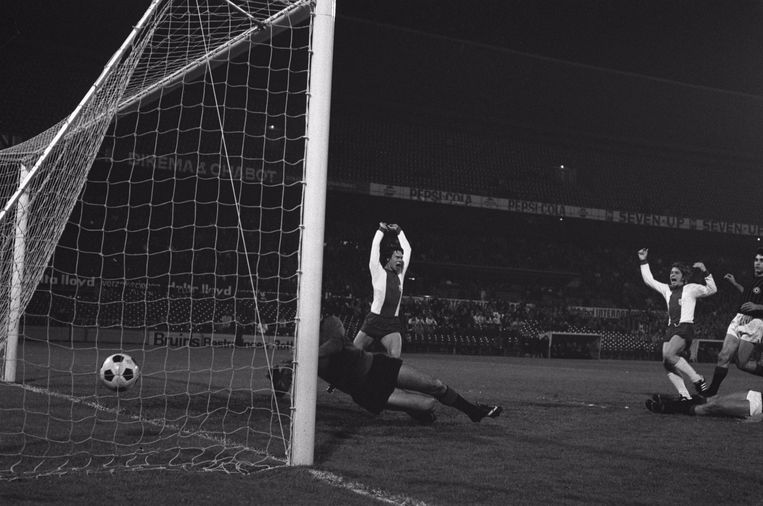 El balón entra en la portería del Milan en la final de la Recopa de 1974