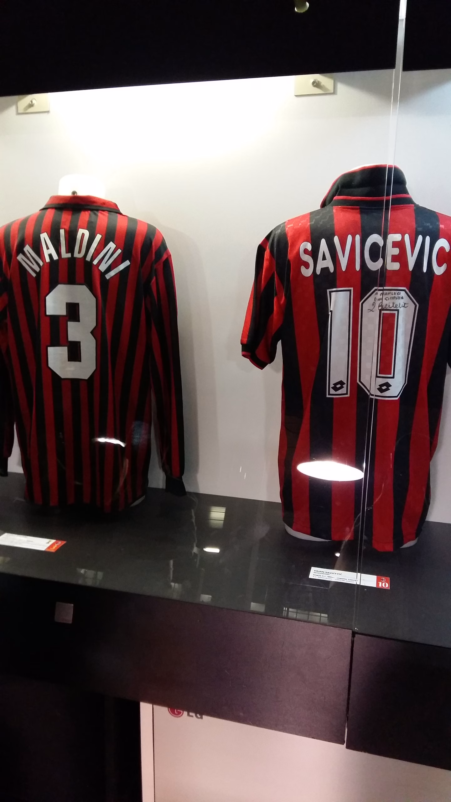 Camisetas de Paolo Maldini y Dejan Savićević expuestas en el museo de San Siro