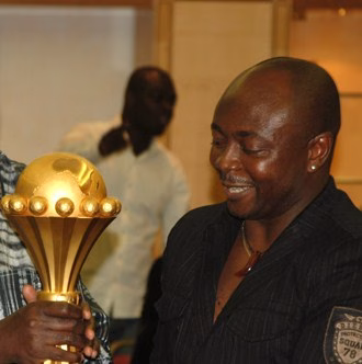 Abedi Pelé: el gran futbolista africano antes de la era global Abedi Pelé junto al trofeo de la Copa de África en una fotografía de 2007