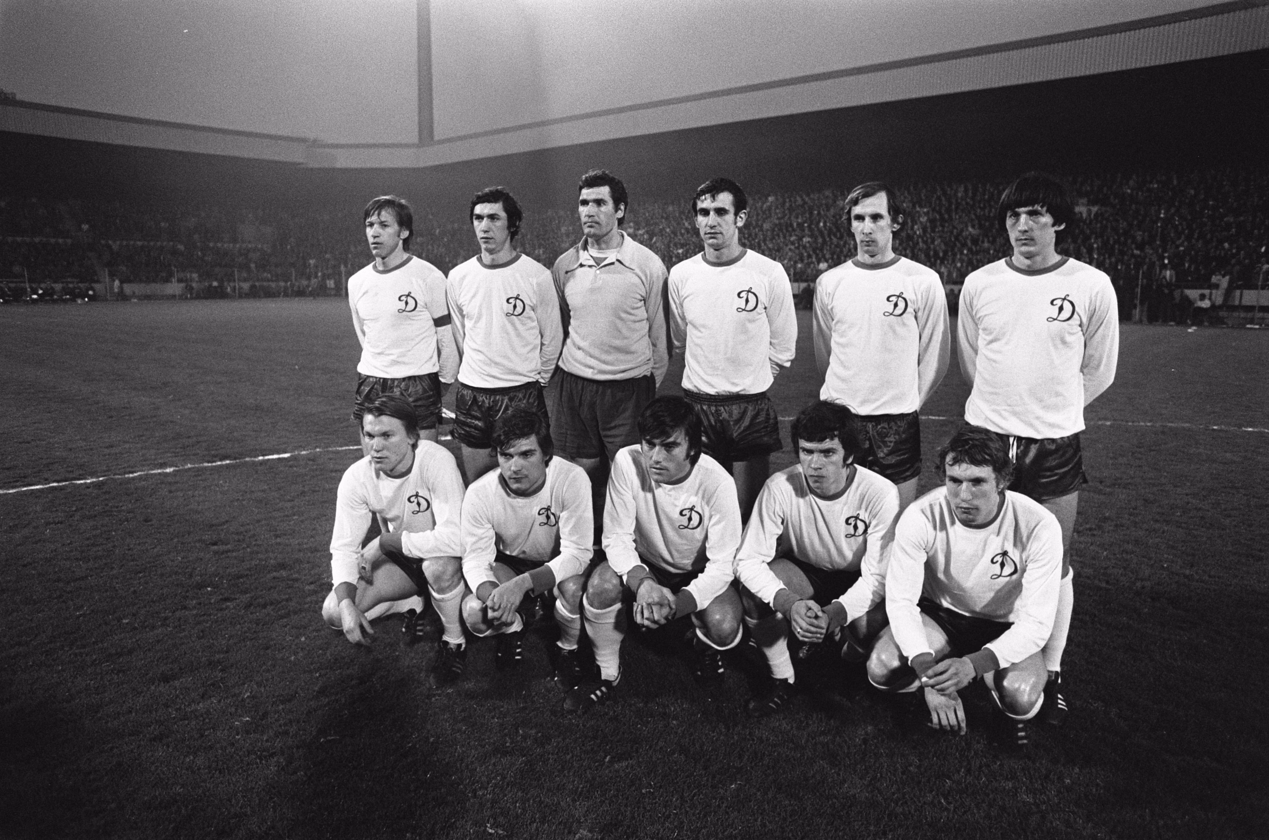 Oleg Blokhin con el Dinamo de Kiev antes de jugar contra el PSV en la Recopa de 1975
